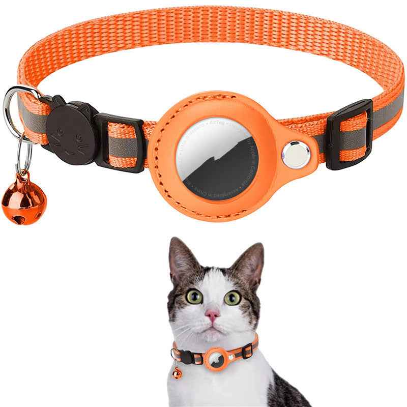 Reflective pet collar buckle detail